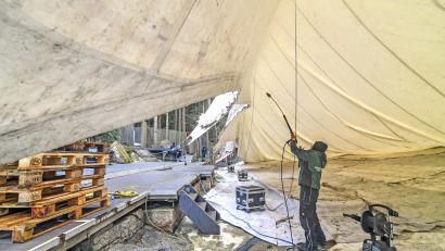 Bild: Florian Miedl/fph
Bevor die Handwerker das Dach hochziehen, säubern sie es mit Hochdruckreiniger auf der Unterseite.
