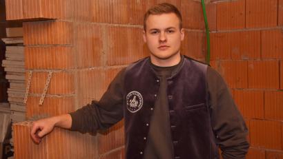 Bild: fz
Mit Stolz trägt Nico Schwabl sein "Maurer-Jackerl", auf dem "Hoch die Maurerkunst" zu lesen ist. Sein Projekt nach der Meisterprüfung ist der Ausbau seiner Wohnung im elterlichen Haus. Dort hat er schon die eine oder andere Trennwand aufgesetzt.