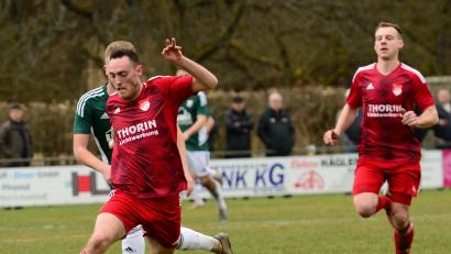 Bild: ham
Michael Busch (vorne links/Szene aus dem Spiel gegen Osterhofen) traf am Mittwochabend drei Mal beim 4:0 der Pfreimder.