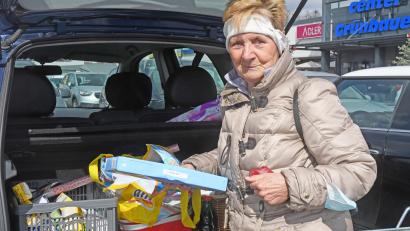 Bild: Gabi Schönberger
Auf dem Parkplatz fühlt sich Gerti Ahne auch ohne Mund-Nase-Schutz sicher. Im Laden trägt sie eine OP-Maske.