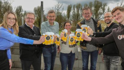 Bild: Wolfgang Steinbacher
Prost, auf das Amberger Bierfest. Von links: ACC-Geschäftsführerin Erika Sauerwein, Bürgermeister Martin Preuß, Kulturamtsleiter Reiner Volkert, Cosima Frey vom Kulturamt, Martin Sterk (Brauerei Sterk), Dirk Scheffel (Schloderer) und Xaver Bruckmüller (Brauerei Bruckmüller).