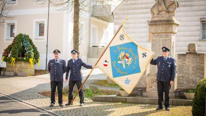 Bild: Hans Walter/exb
Vorsitzender Michael Pühl, Schriftführer Rainer Wagner und Dritter Vorsitzender Martin Bär (von links) mit der restaurierten Fahne vor dem Kriegerdenkmal auf dem Dorfplatz in Kastl.