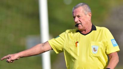 Bild: Alfred Schwarzmeier
Willi Hirsch, Schiedsrichter-Obmann im Kreis Amberg/Weiden, pfeift seit Jahrzehnten Fußballspiele. Er hofft, dass die ab 1. Juli 2023 höheren Spesensätze das Hobby Schiedsrichter wieder attraktiver machen.