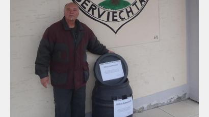 Bild: Schallmoser/exb
Mit ihrer Tonne sorgen die Scharfschützen dafür, dass altes Brot nicht im Müll landet, sondern verfüttert wird.