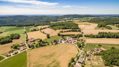 Bild: Martin Janz/exb
Zwischen Littenhof und Schleißdorf wird ein neuer Funkmast gebaut. Das Luftbild zeigt Littenhof im Vordergrund sowie Schleißdorf und Ellersdorf im Hintergrund. Der Mast wird im Waldgebiet im Bild oben rechts errichtet.