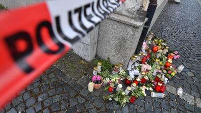 Bild: Florian Miedl/fph
Viele Bürger legen in der Nähe des Kinder- und Jugendhilfezentrums Blumen nieder und entzünden Kerzen.