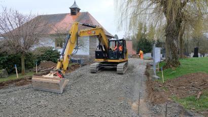 Bild: le
Die Arbeiten laufen auf Hochtouren: Die Geh- und Fahrwege auf dem Friedhof in Floß werden zurzeit erneuert.