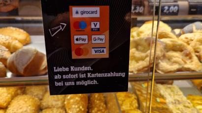 Bild: Dobler
Das Bezahlen auch kleinerer Beträge setzt sich immer mehr durch. Auch beim Bäcker (Foto) ist das hier und dort schon möglich.
