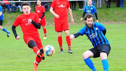 Archivbild: Thomas Schrems
Am Donnerstag gewann der ASV Waldsassen (rechts Nico Sticht) das Nachholspiel gegen die Sportfreunde Kondrau (rechts Johannes Brunner) mit 3:0. Am Samstag sind beide Teams schon wieder im Einsatz, der ASV zu Hause gegen den SV Mitterteich II, die Kondrauer in Thiersheim.