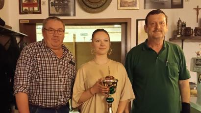 Bild: Schützenverein Reichenstein/exb
Jugendwart Richard Meisinger (links) überreichte Ronja Jahnke den von ihm gestifteten Wanderpokal. Schützenmeister Helmut Werner (rechts) gratulierte.