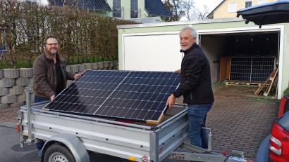 Bild: Dr. Stephan Buntenbach/exb
Alexander Keil (links) und Norbert Mitlmeier vom SPD-Ortsverein Ursensollen helfen beim Verladen der PV-Module.