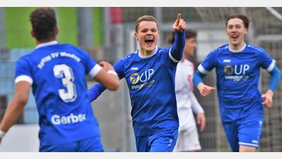 Bild: Büttner, Gerhard
Niklas Lang (Mitte) freut sich über sein 1:0 für die SpVgg SV Weiden. Am Ende hieß es 1:1.