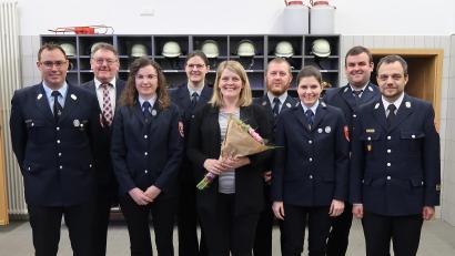 Bild: rab
Neuwahlen bei der Feuerwehr Ebersbach (von links): der wiedergewählte erste Kommandant Wolfgang Rösch, Bürgermeister Hans-Martin Schertl, die neue Schriftführerin Anna Reuschl, Kassenprüferin Christina Rabenstein, die scheidende Schriftführerin Kerstin Mägerl, Zweiter Kommandant Andreas Zwack, Kassenwartin Karin Dotzler, stellvertretender Vorsitzender Andreas Weiß und Kreisbrandmeister Michael Iberer.