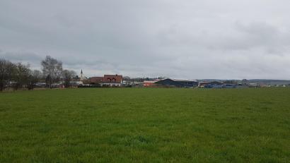 Bild: gi
Im Westen von Moosbach entsteht die rund 3,5 Hektar große Freiflächen-Photovoltaikanlage „Solarpark Schießtrath“, angrenzend an das Gewerbegebiet „Schießtrath II“.