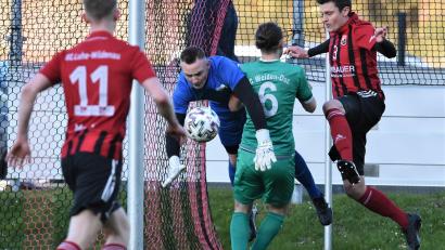 Bild: Büttner
Keeper Eric Schlesinger und Benedikt Sichert (Zweiter und Dritter von links) vom FC Weiden-Ost retteten im Nachholspiel gegen Spielertrainer Benjamin Urban(rechts) vom SC Luhe-Wildenau.