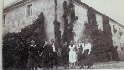 Repro: fvo
Eine Aufnahme des Gasthauses Kühnhauser, in dem nun die Buchvorstellung des HAK stattfand, vor 108 Jahren. Damals hieß es noch Gasthof Müllhofer "Zum schwarzen Adler".