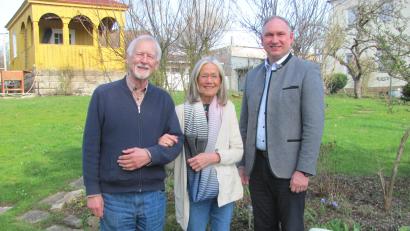 Bild: sei
Dr. Jürgen Trammer (links) feiert 80. Geburtstag. Mit Ehefrau Renate (Mitte) begeht er im Juli dann die goldenen Hochzeit. Die Glückwünsche des Marktes Mantel überbrachte Bürgermeister Richard Kammerer (rechts).