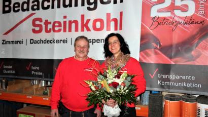 Bild: stg
Manfed Steinkohl ehrte Tanja Steinkohl als Mitarbeiterin der ersten Stunde.t.