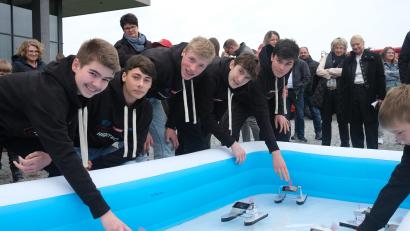 Bild: Hirsch
Johannes Zimmermann, Tobias Wittmann, Bastian Schmid, Johannes Hausmann und Nicolas Rauch (von links) freuten sich über eine gelungene Projektwoche im Camp und ließen die gebauten Katamarane ins Wasser gleiten.