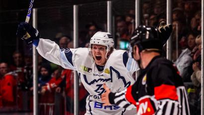 Bild: Werner Moller
Völlig losgelöst: Neal Samanski bejubelt seinen so wichtigen Treffer zum 4:2 für die Blue Devils beim vierten Halbfinal-Spiel in Halle.