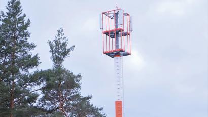 Bild: do
Der Speinsharter Funkmast vor dem dunklen Grün des Gemeindewaldes. 40 Meter hoch soll er demnächst in Betrieb gehen.