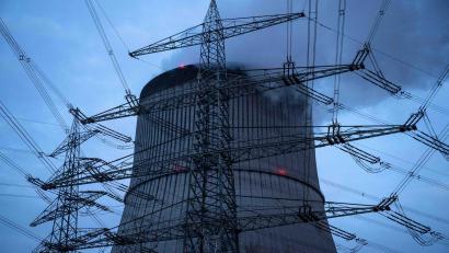 Bild: Sina Schuldt/dpa
Strommasten vor dem Kernkraftwerk Emsland.