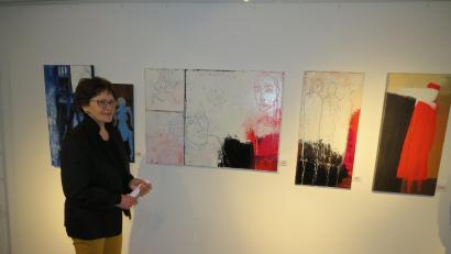 Bild: adj
Ihre Gedanken und ihre Sicht auf die Welt und die Menschen bringt die Künstlerin Marille Singer in ihren Bildern zum Ausdruck. Sie sind bis Oktober im Altenstädter Museum zu sehen.