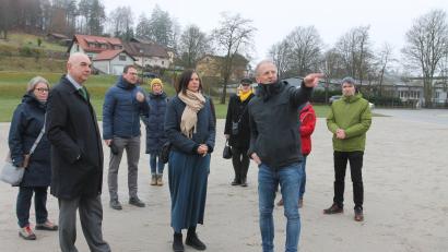 Bild: pi
Bundestagsvizepräsidentin Katrin-Göring-Eckardt (vorne, Mitte) und MdL Jürgen Mistol (vorne, links) lassen sich von Professor Jörg Skriebeleit (vorne, rechts) und Dr. Christa Schikorra (hinten, links) über die Arbeit in der KZ-Gedenkstätte informieren.