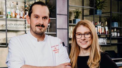 Bild: Kerstin Haack/exb
Die Inhaber Michael Laus und Christine Heß sind stolz, zum neunten Mal in Folge einen Michelin-Stern erhalten zu haben.