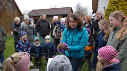 Bild: pop
Igelexpertin Elke Fleischmann erklärt den Kindern, wie man einen Igel auswildert.