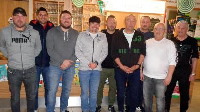 Bild: gau
Die "Motoren" des 1. FC-Rieden-Fan-Clubs (von rechts): Alt-Bürgermeister und FC-Ehrenvorsitzender Gotthard Färber, 2. Vorsitzender und Schriftführer Peter Gattaut, Vorsitzender 1. FC Rieden und Fan-Club Kassier Hans Fischer und Fan-Club-Vorsitzender Bernhard Salbeck.