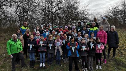 Bild: Grundschule Kastl/exb
Stolz präsentierten die Schulkinder der 4. Klassen aus Kastl und Hohenburg nach bestandener Prüfung ihre Fahrradwimpel. Andreas Bahle, Ulrike Hampel-Sperlich, Jennifer Baumgart, Markus Neumeyer (links) sowie Caroline Übler, Monika Breunig, Saskia Ram-Höcherl, Nina Bayer und Tina Wolf (rechts) gratulierten.
