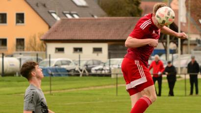 Bild: ham
Das Bild täuscht: Die Pfreimder, wie hier Dennis Lobinger (rechts), agierten gegen den TSV Waldkirchen keineswegs kopflos. Am Ende siegten sie mit 4:0.