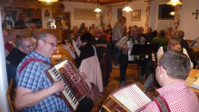 Bild: bk
Marcus Schraml, Oswald Kopp und Bruno Schraml vom Sängerbund Immenreuth brachten Stimmung in die Bude.
