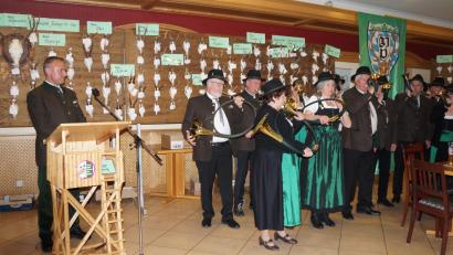 Bild: wel
Nach der Eröffnung des Abends durch die Jagdhornbläser begrüßte der Vorsitzende der Kreisgruppe Neunburg, Jürgen Donhauser, die zahlreichen Gäste