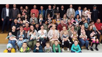 Bild: e
Die Eltern stellten sich mit ihren Kindern zum Gruppenbild in der Mehrzweckhalle Kümmersbruck.