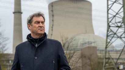 Bild: Peter Kneffel/dpa
Markus Söder (CSU), Ministerpräsident von Bayern, nimmt nach seinem Besuch des Kernkraftwerks Isar 2 an einer Pressekonferenz vor der Anlage teil.