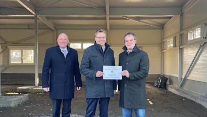 Bild: Stadt Marktredwitz/exb
Oberbürgermeister Oliver Weigel, DLRG-Vorsitzender Achim Trager und Lions-Vorsitzender Flavio Herrmann (von links) bei der Spendenübergabe.