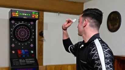 Bild: bsc
Thomas Brückner spielt seine Dartpfeile treffsicher.