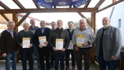 Bild: bey
Vorsitzender Max Müllhofer (links) und Edmund Hochmuth (rechts) vom Bayerischer Imkerverband ehren die langjährigen Mitglieder (vorne, von links) Ernst Piehler (65 Jahre), Reinhold Janker (40 Jahre), Wener Reger (35 Jahre), Helmut Völkl (langjähriger Schriftführer) , sowie (hintere Reihe, von links) Josef Völkl (30 Jahre), Bernahrd Piehler (30 Jahre) und Josef Deglmann (40 Jahre).