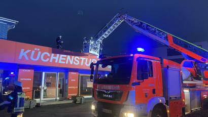 Bild: Gustl Beer
An der Werbereklame der Immobilie in der Dr.-Martin-Luther-Straße sorgte ein technischer Defekt für einen Feuerwehreinsatz.