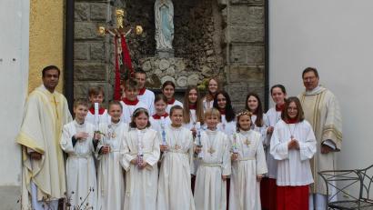 Bild: soj
Das Bild zeigt die Kommunionkinder Leon Leitgeb, Wilma Kick, Hanna Weiß, Lisa Schinner, Lukas Pöllath und Linda Göhl (von links) zusammen mit Pfarrer Pater Anish George, Diakon Rudolf Hoffmann und den Ministranten.