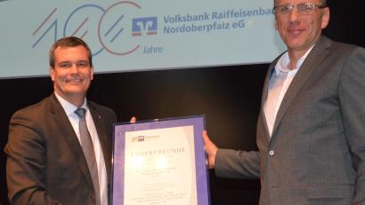 Bild: Kunz
Florian Rieder (links) überreicht Bernhard Wolf eine Ehrenurkunde der IHK zum Jubiläum.
