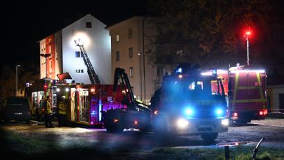 Bild: gf
Ein Schaden von rund 150.000 Euro ist am Sonntagabend bei einem Brand in einem Mehrfamilienhaus an der Rosenthalstraße in Amberg entstanden. Die Brandursache ist nach Angaben der Polizei auch am Tag nach dem Feuer noch unklar.