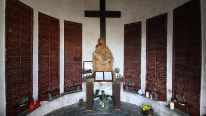 Bild: bjp
Der Zustand der Pressather "Heldenkapelle" beschäftigt auch den Förderverein für kirchliche und soziale Zwecke, der eine Renovierung nach seinen Möglichkeiten unterstützen will.