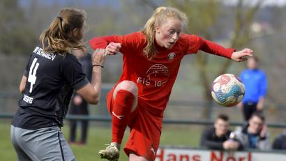 Bild: Hubert Ziegler
Anne Wagner (rechts) vom TSV Theuern kann in dieser Szene den Ball gegen Katrin Maier (links) vom TSV Schwaben Augsburg behaupten.