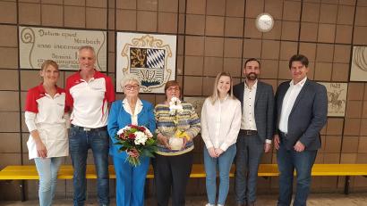Bild: gi
Bürgermeister Armin Bulenda (Zweiter von rechts) und Sandro Gallitzendörfer (rechts) sowie Sandra Görlisch (Dritte von rechts) vom BRK-Kreisverband Weiden danken Lotto Hofmann (Dritte von links) für 35 Jahre als ehrenamtliche Leiterin der BRK-Wassergymnastik. Seit 35 Jahren dabei ist auch Anneliese Franke (Mitte).