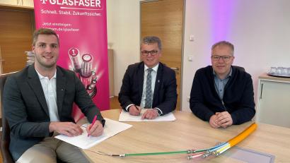 Bild: Stadt Neunburg/exb
Die Telekom will das Glasfasernetz für 3000 Haushalte in Neunburg vorm Wald ausbauen. Im Bild Bürgermeister Martin Birner (Mitte), Maximilian Schulz, Kommunalberater für Glasfaser bei der Telekom (links), und Geschäftsleiter Georg Keil.