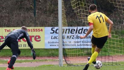Bild: Dieter Jäschke
Sandro Hösl (rechts) erzielte für den TSV Erbendorf das 1:0, dann aber schlug der FC Tremmersdorf zurück und gewann bei der Steinwaldelf noch mit 3:1.
