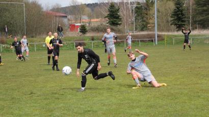Bild: kro
Der Tabellenzweite TSV Waldershof (rechts Philipp Bertsch) gewann bei Verfolger TSV Konnersreuth (am Ball Henrik Lang) mit 5:0.